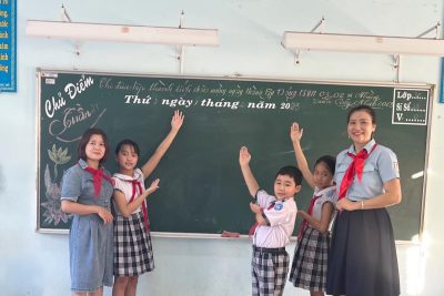Hoạt động lớp em “Treo ảnh Bác Hồ”