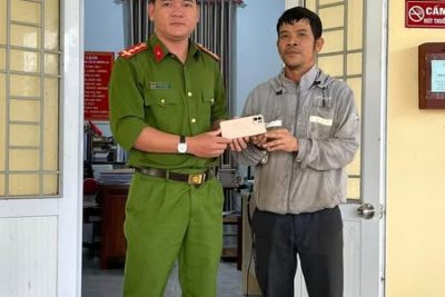 GƯƠNG NGƯỜI TỐT VIỆC TỐT: ĐỘI VIÊN, NHI ĐỒNG LIÊN ĐỘI TRƯỜNG TH&THCS LÊ TRUNG ĐÌNH NHẶT ĐƯỢC CỦA RƠI TRẢ NGƯỜI ĐÁNH MẤT.
