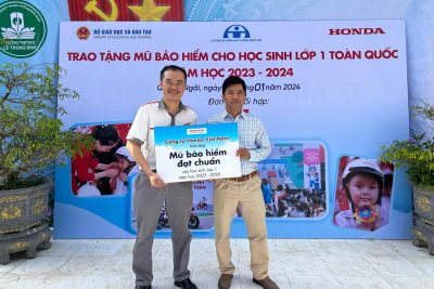 CÔNG TY HONDA VIỆT NAM TRAO TẶNG MŨ BẢO HIỂM ĐẠT CHUẨN CHO HỌC SINH LỚP 1 NĂM HỌC 2023-2024